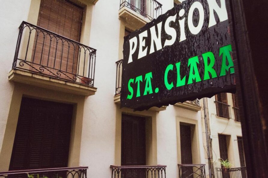 Cartel exterior de Pensión Santa Clara en el centro de San Sebastián