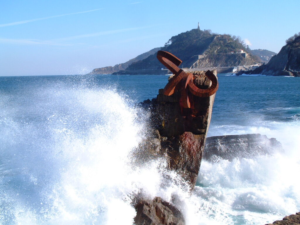 peine del viento en donostia san sebastian pension chillida