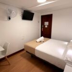 Cama de matrimonio en habitación doble en San Sebastián