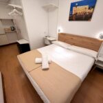 Habitación doble con cama de matrimonio en el centro de San Sebastián