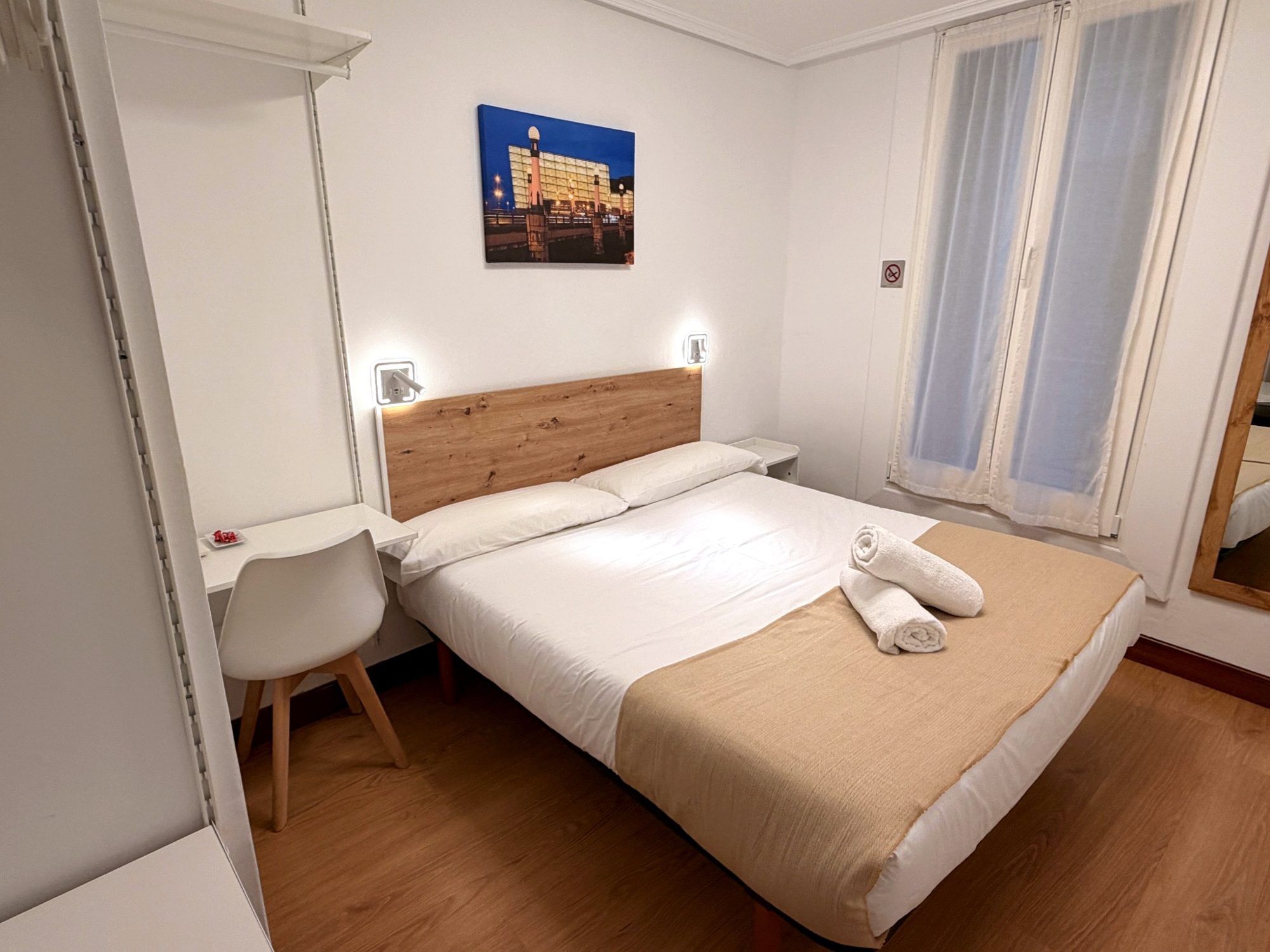 Habitación doble con baño privado en el centro de San Sebastián en Pensión Santa Clara