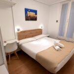 Habitación doble con cama de matrimonio en el centro de San Sebastián