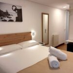 Habitación doble con cama de matrimonio en el centro de San Sebastián