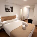 Habitación doble con cama de matrimonio en el centro de San Sebastián