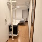 Habitación doble luminosa con cama de matrimonio en Pensión Santa Clara San Sebastián