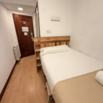 Cama de la habitación individual en Pensión Santa Clara San Sebastián Donostia