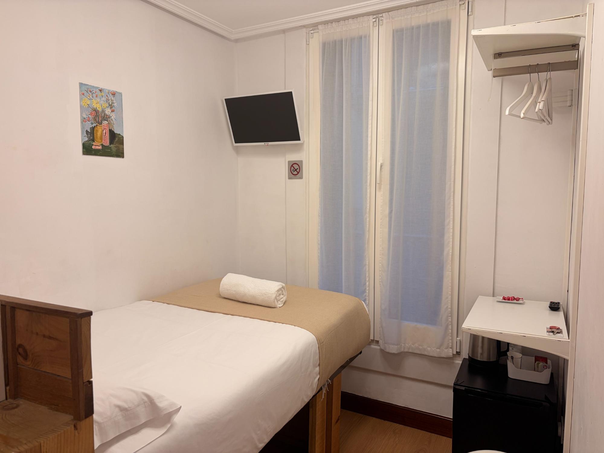 Habitación individual en el centro de San Sebastián con luz natural