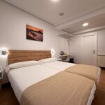 Habitación doble con dos camas en el centro de San Sebastián con baño privado