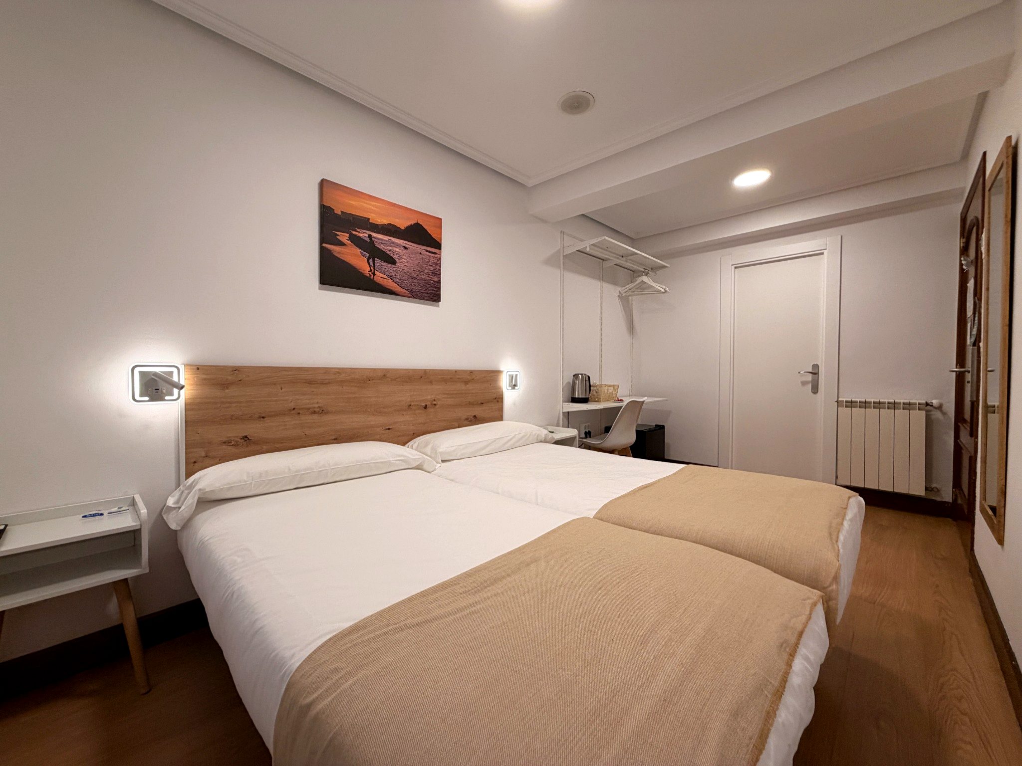 Habitación doble con dos camas en el centro de San Sebastián con baño privado